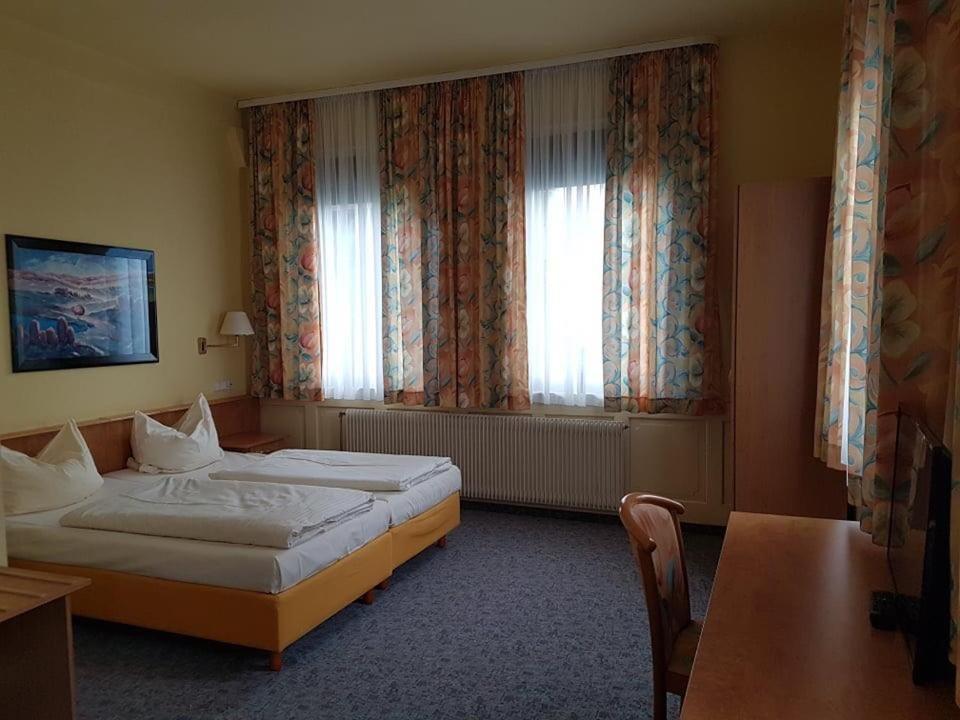 Traube Hotel Oeffingen Фелбах Екстериор снимка