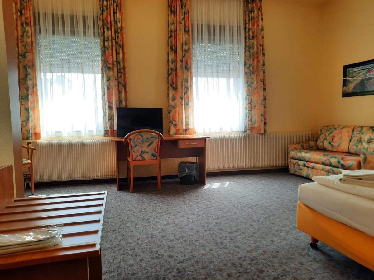 Traube Hotel Oeffingen Фелбах Екстериор снимка